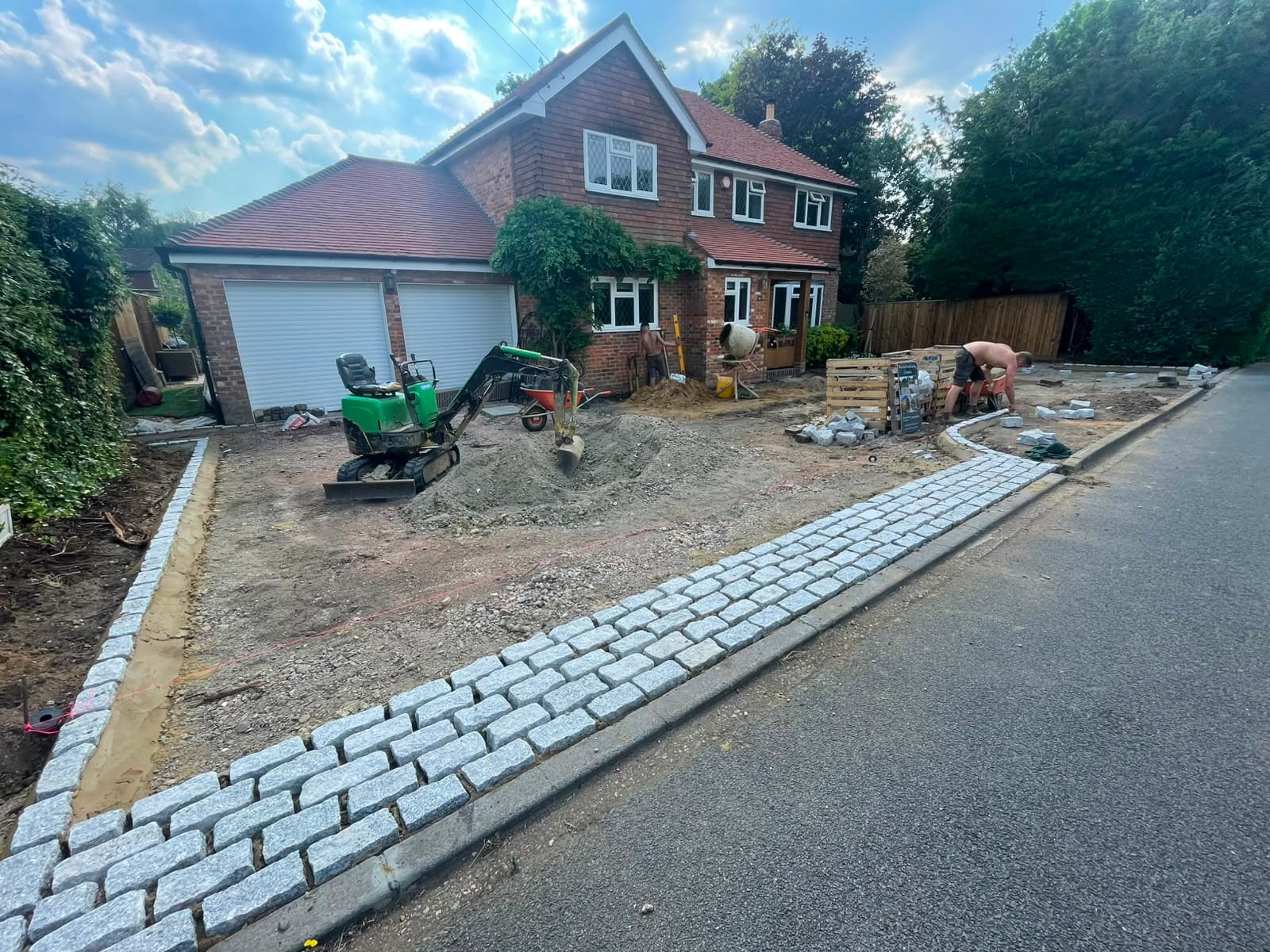 Driveway, patio and landscaping project by Hills Driveways & Patios