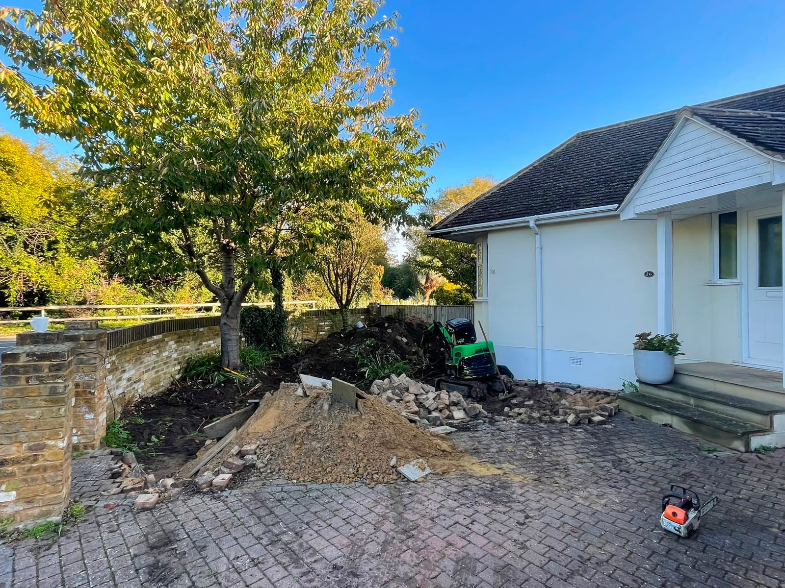 Driveway, patio and landscaping project by Hills Driveways & Patios