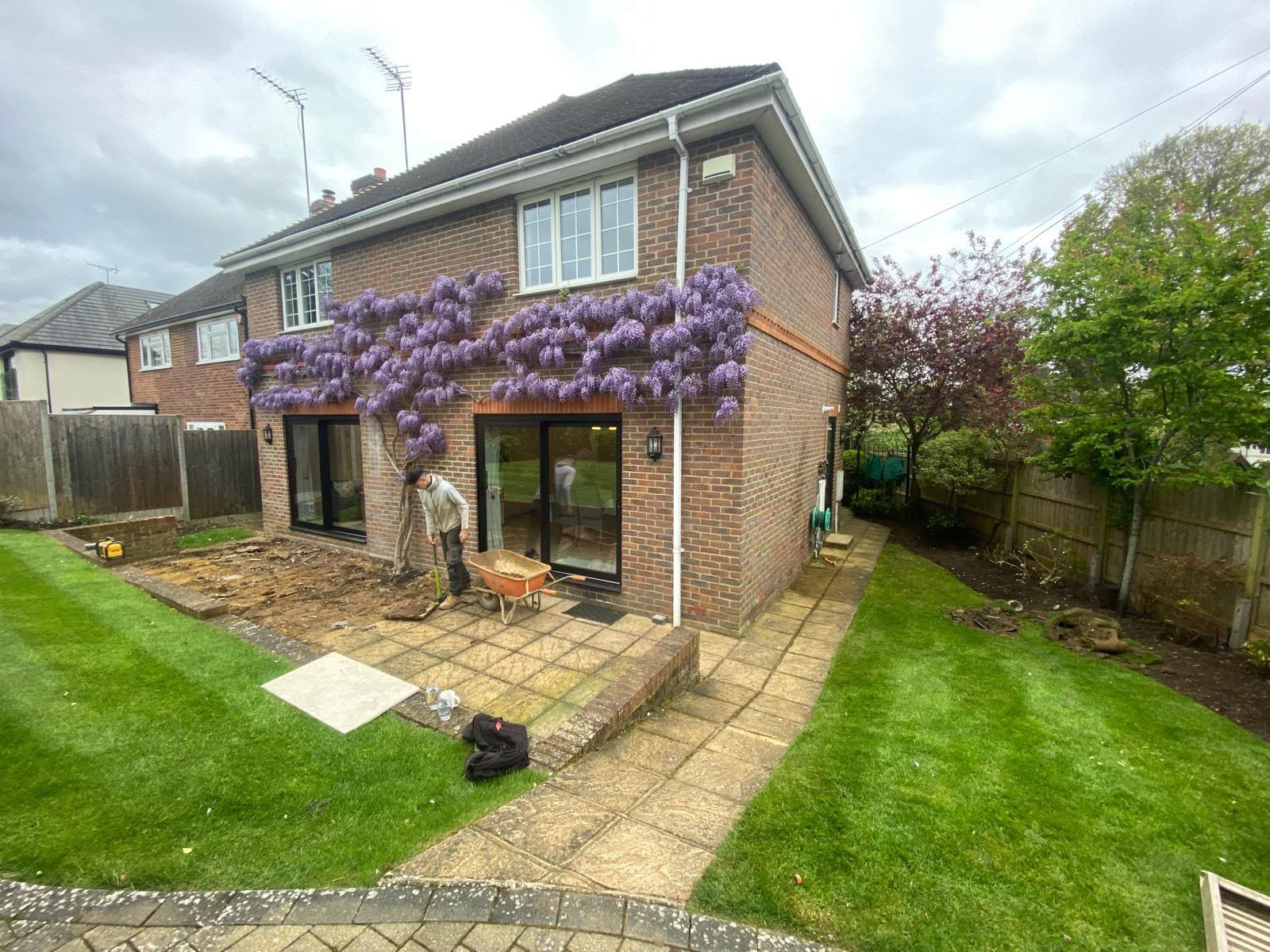 Driveway, patio and landscaping project by Hills Driveways & Patios